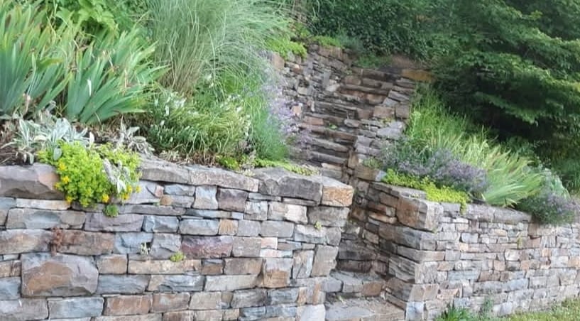Trockenmauer mit Naturstein-Treppe